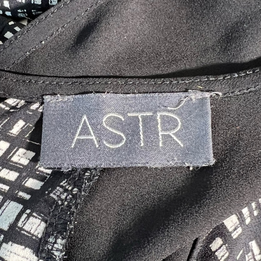 ASTR Black & White Sleeveless Mixed Media Blouse, Abstract Geometrical Design, M - Picture 6 of 7